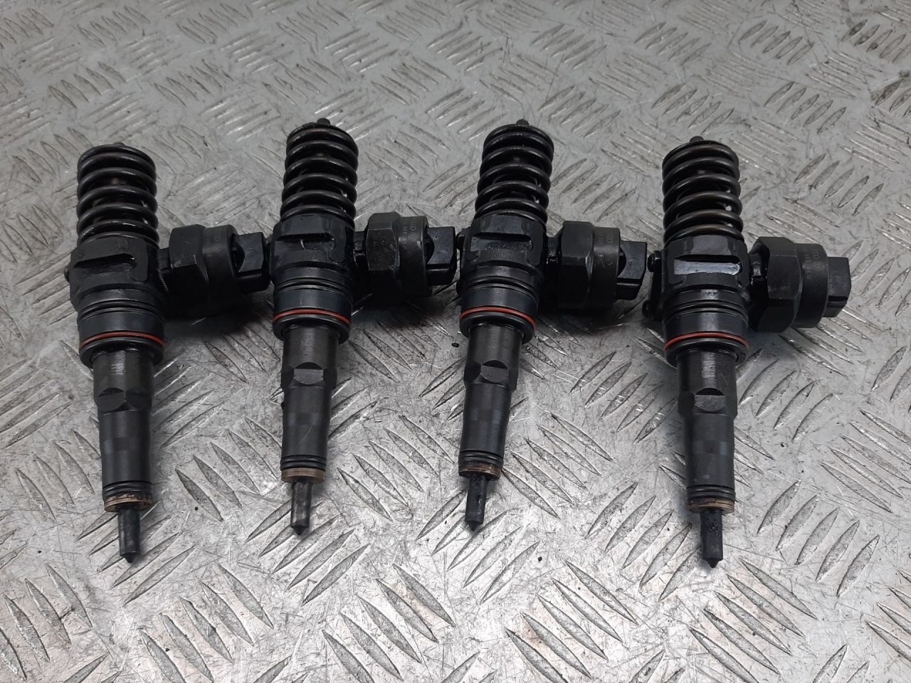 форсунка Volkswagen Golf 4 поколение 2002, 1.9 л., TDi, дизель, 038130073F - фото №1