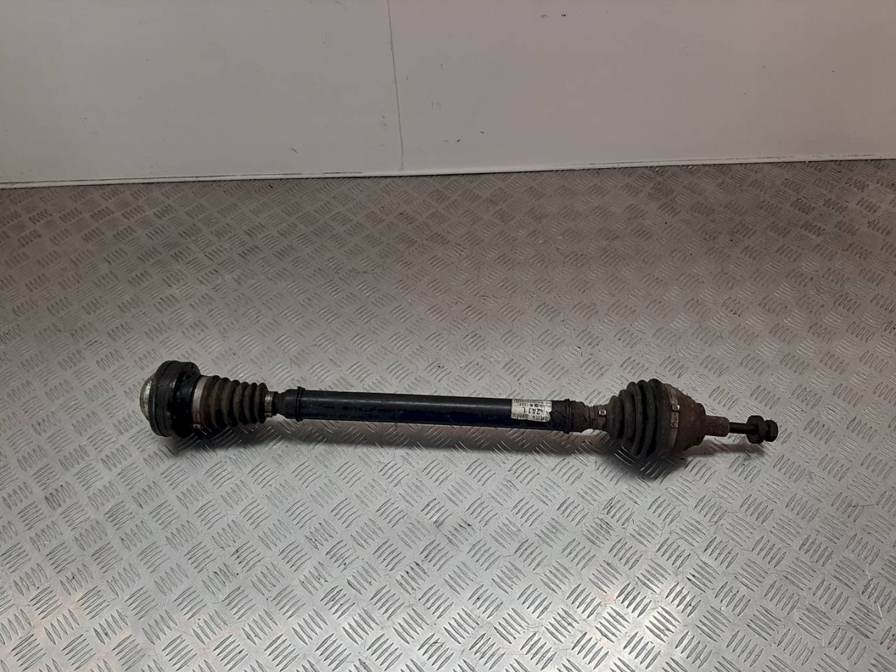 полуось передняя правая (приводной вал, ШРУС) Volkswagen Passat B6 2006, 2.0 л., TDi, 3C0407272AJ - фото №1