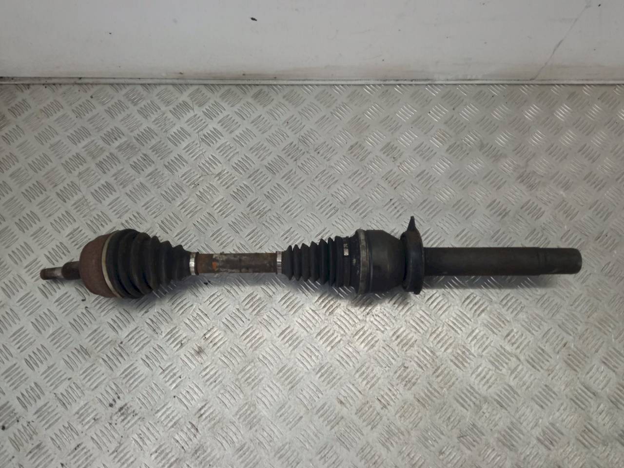 полуось передняя правая (приводной вал, ШРУС) Volkswagen Transporter T5 2009, 2.5 л., TDi - фото №1