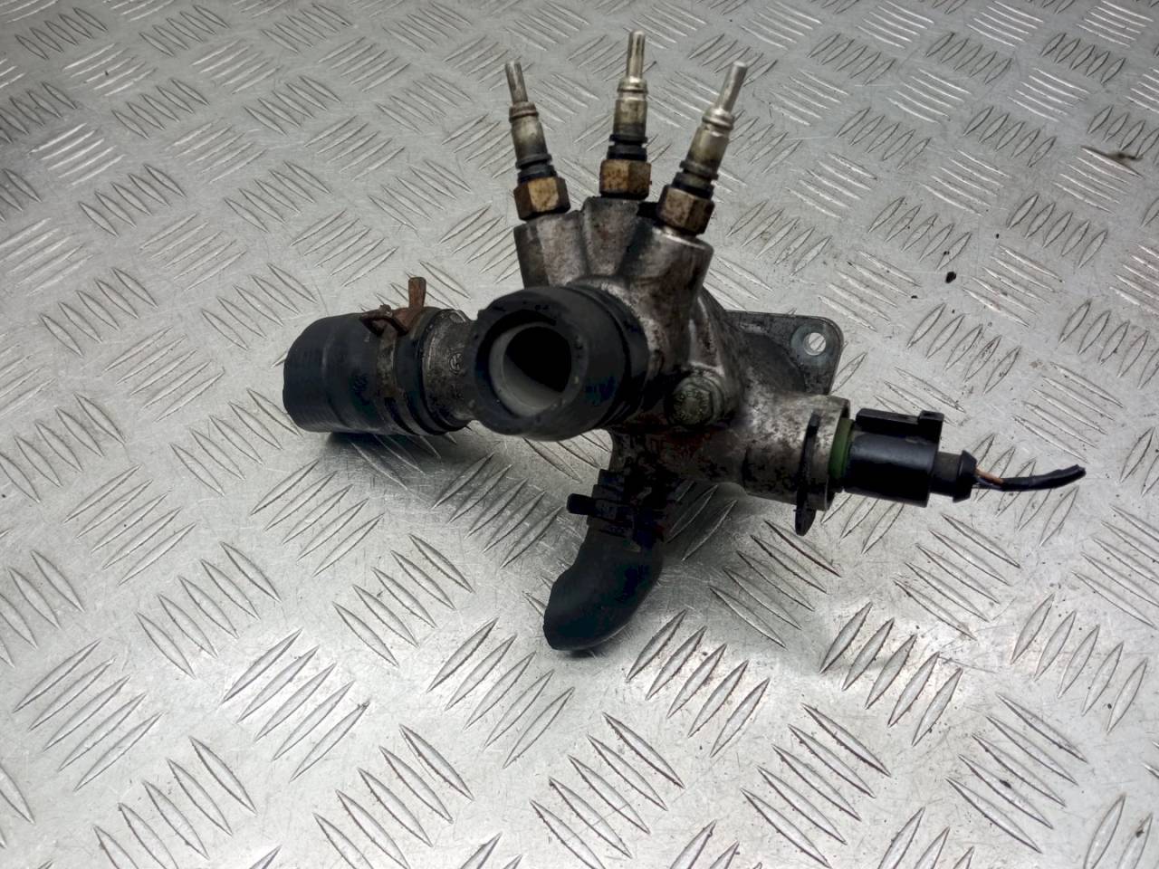 корпус термостата Volkswagen Golf 4 поколение 2003, 1.9 л., TDi, 038121133A - фото №1