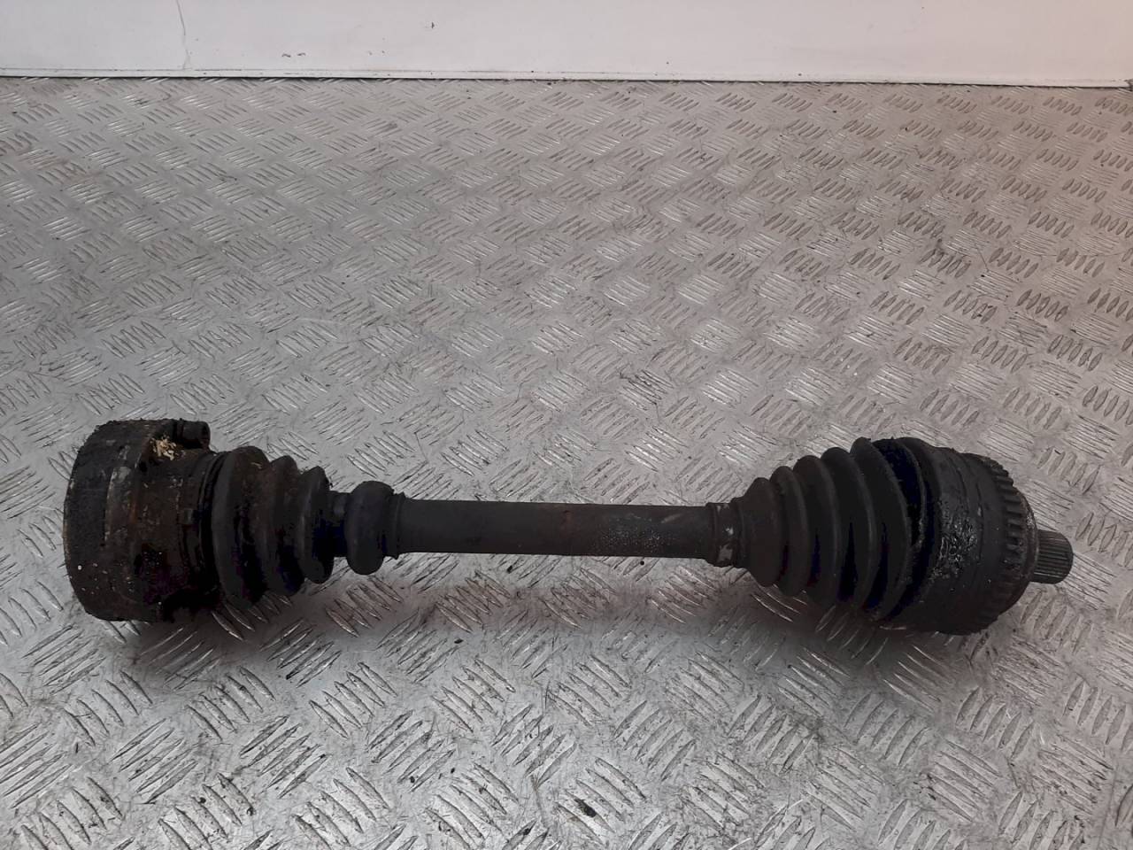 полуось передняя правая (приводной вал, ШРУС) Volkswagen Transporter T4 1996, 2.4 л., D - фото №1