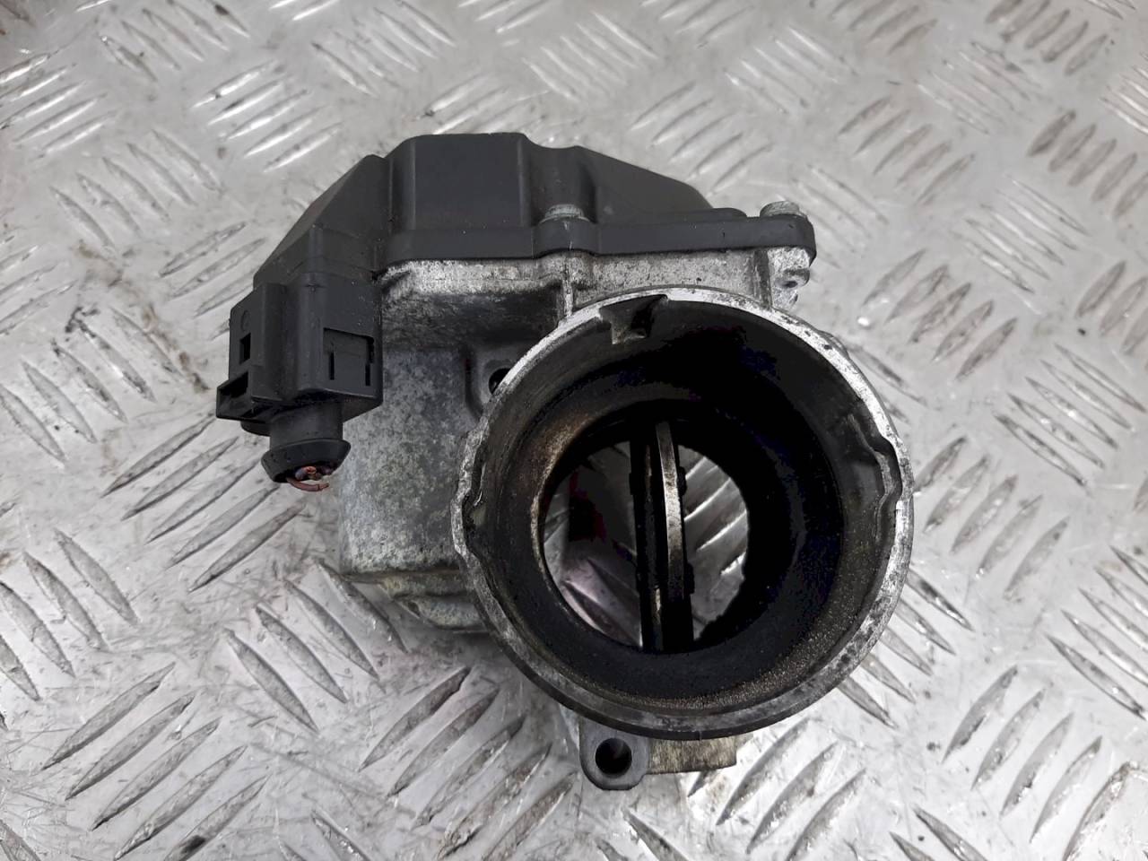 заслонка дроссельная Volkswagen Passat B6 2007, 1.9 л., TDi, 03G128063G - фото №1