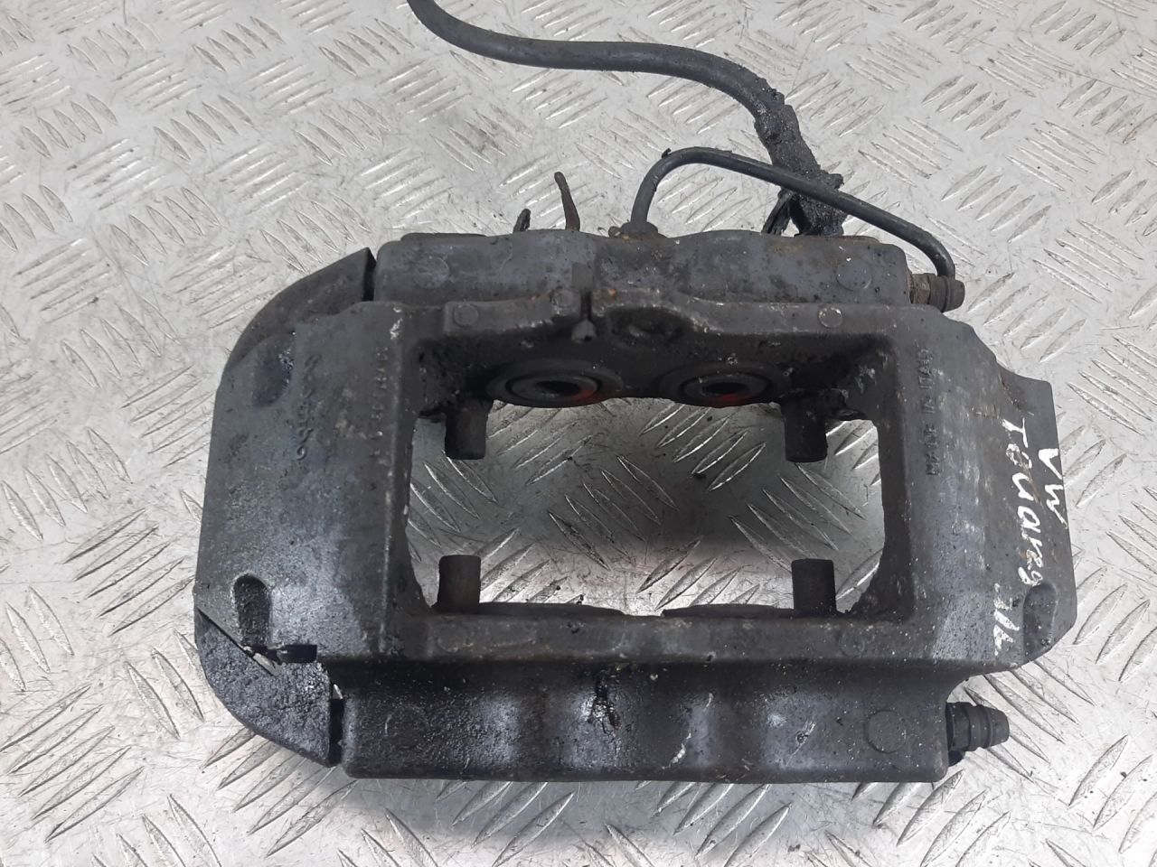 суппорт передний левый Volkswagen Touareg 1 поколение 2007 - фото №1