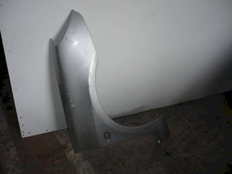 крыло переднее правое Peugeot 307 1 поколение 2001, хетчбэк 5 дв. - фото №1