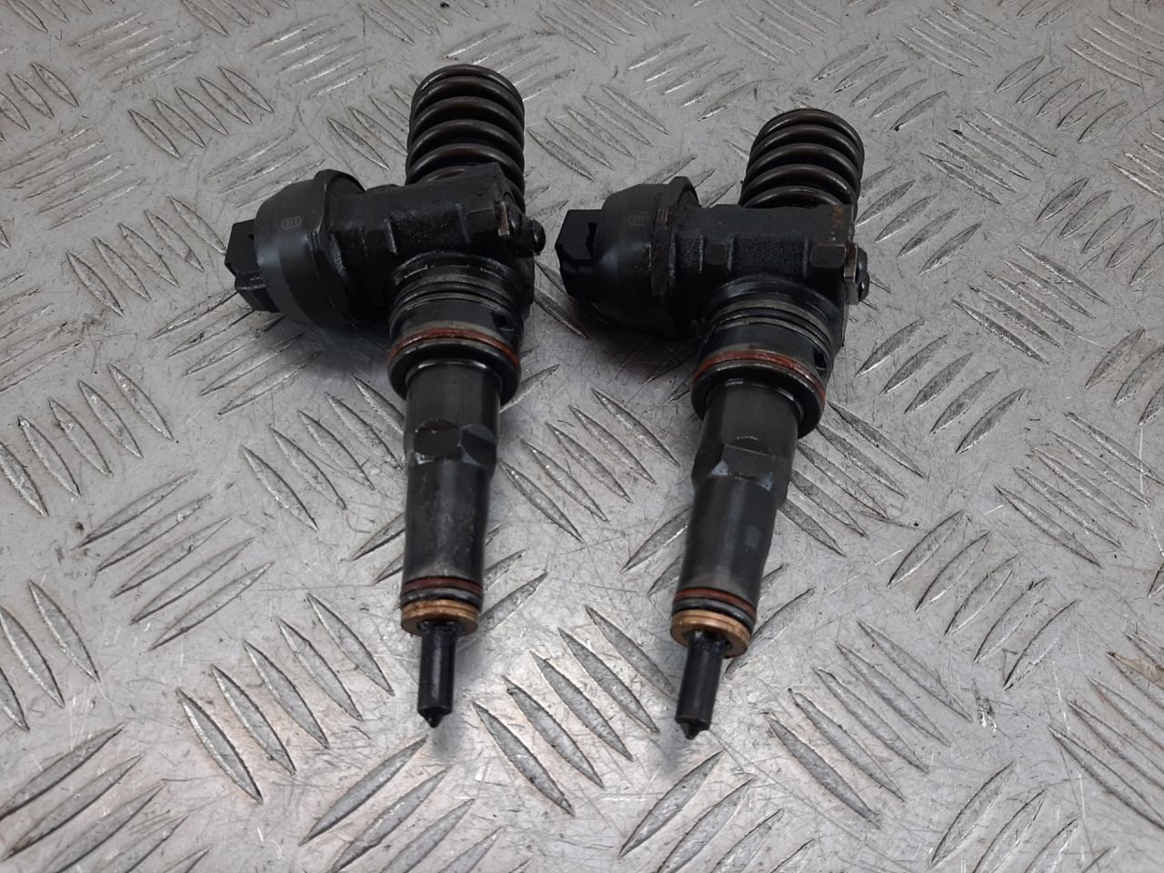 форсунка Volkswagen Polo 4 поколение 2005, 1.9 л., TDi, дизель, 038130073AQ - фото №1