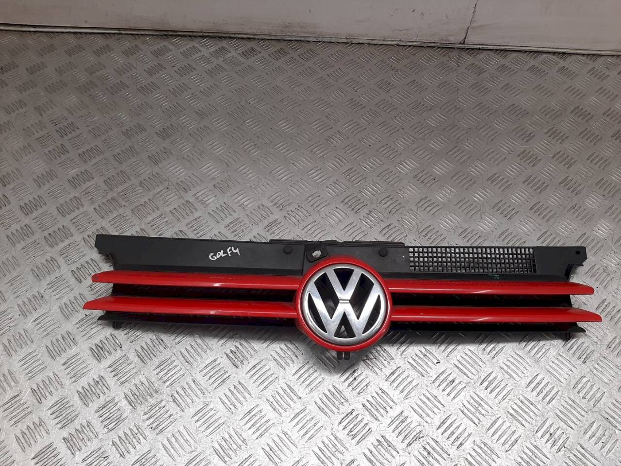 решетка радиатора Volkswagen Golf 4 поколение 2004, 1J0853655F - фото №1