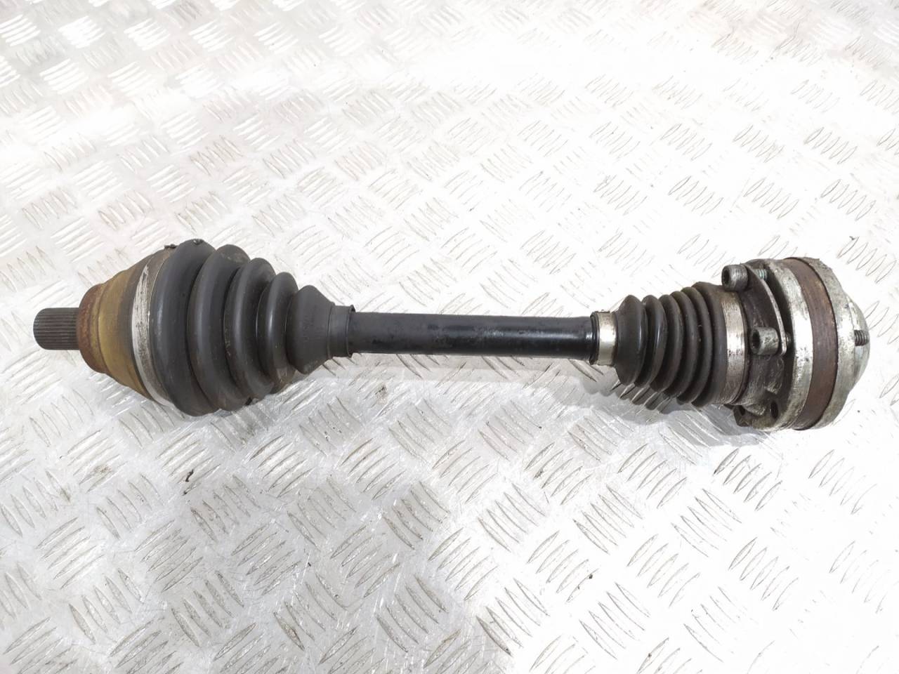 полуось передняя левая (приводной вал, ШРУС) Volkswagen Caddy 3 поколение 2008 - фото №1