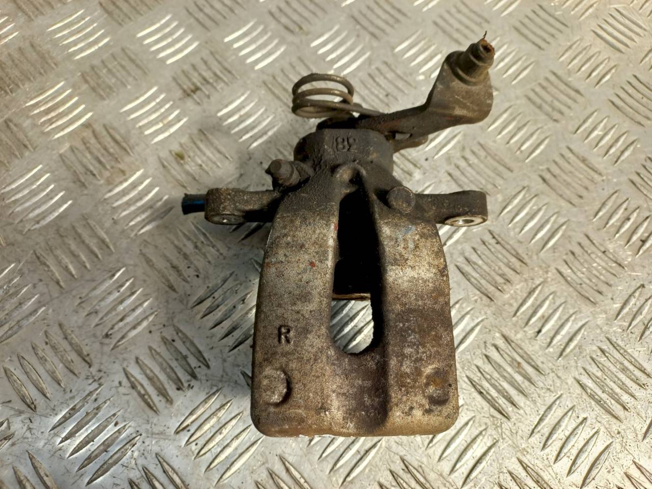 суппорт задний правый Alfa Romeo 147 1 поколение 2004 - фото №1