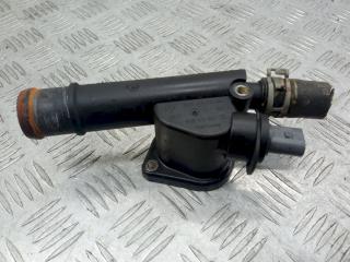 фланец (тройник) системы охлаждения Volkswagen Golf 5 поколение 2005, 2.0 л., 038121132G