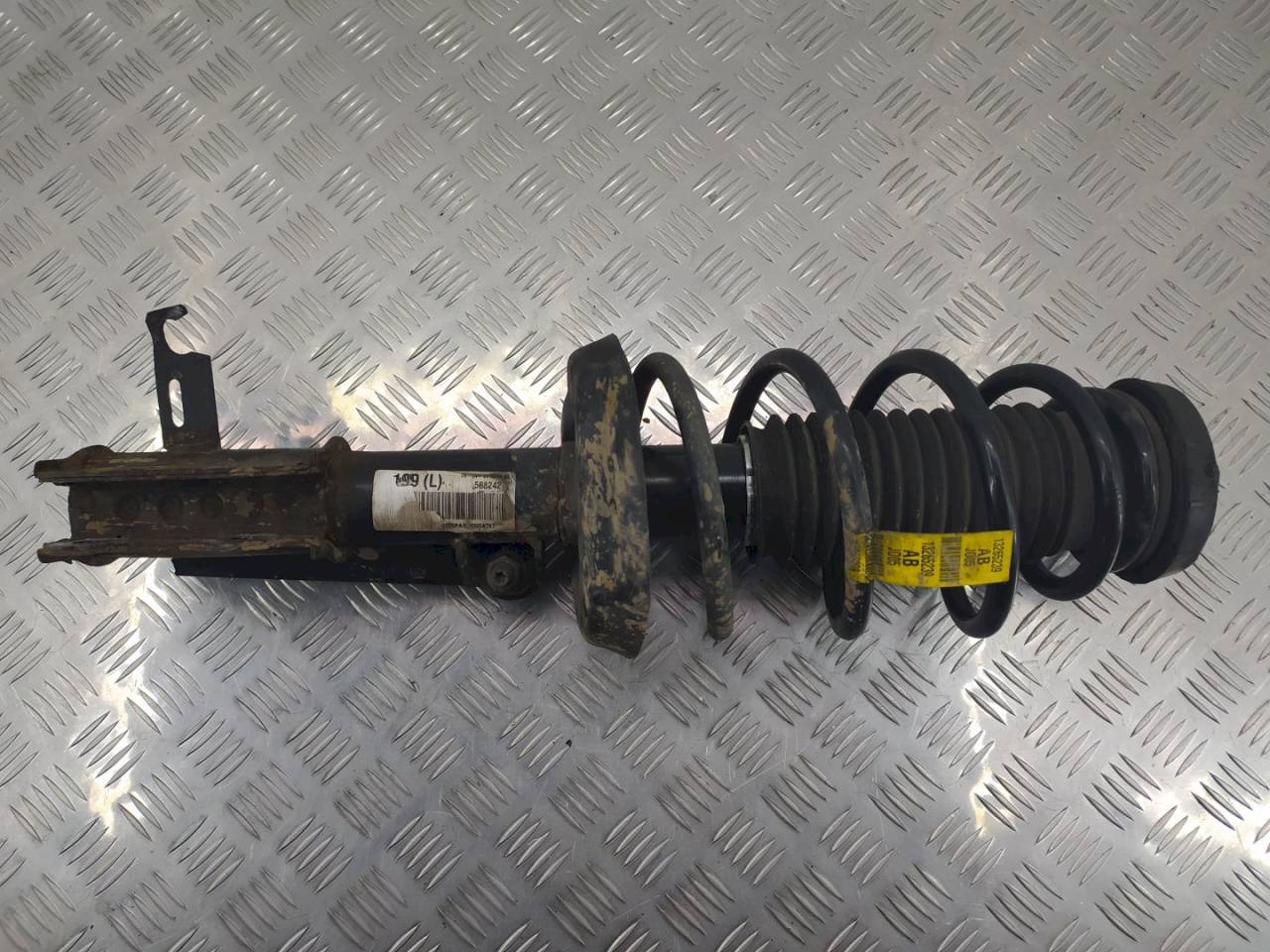 стойка передняя левая Chevrolet Cruze 1 поколение 2010, 1.8 л., i - фото №1