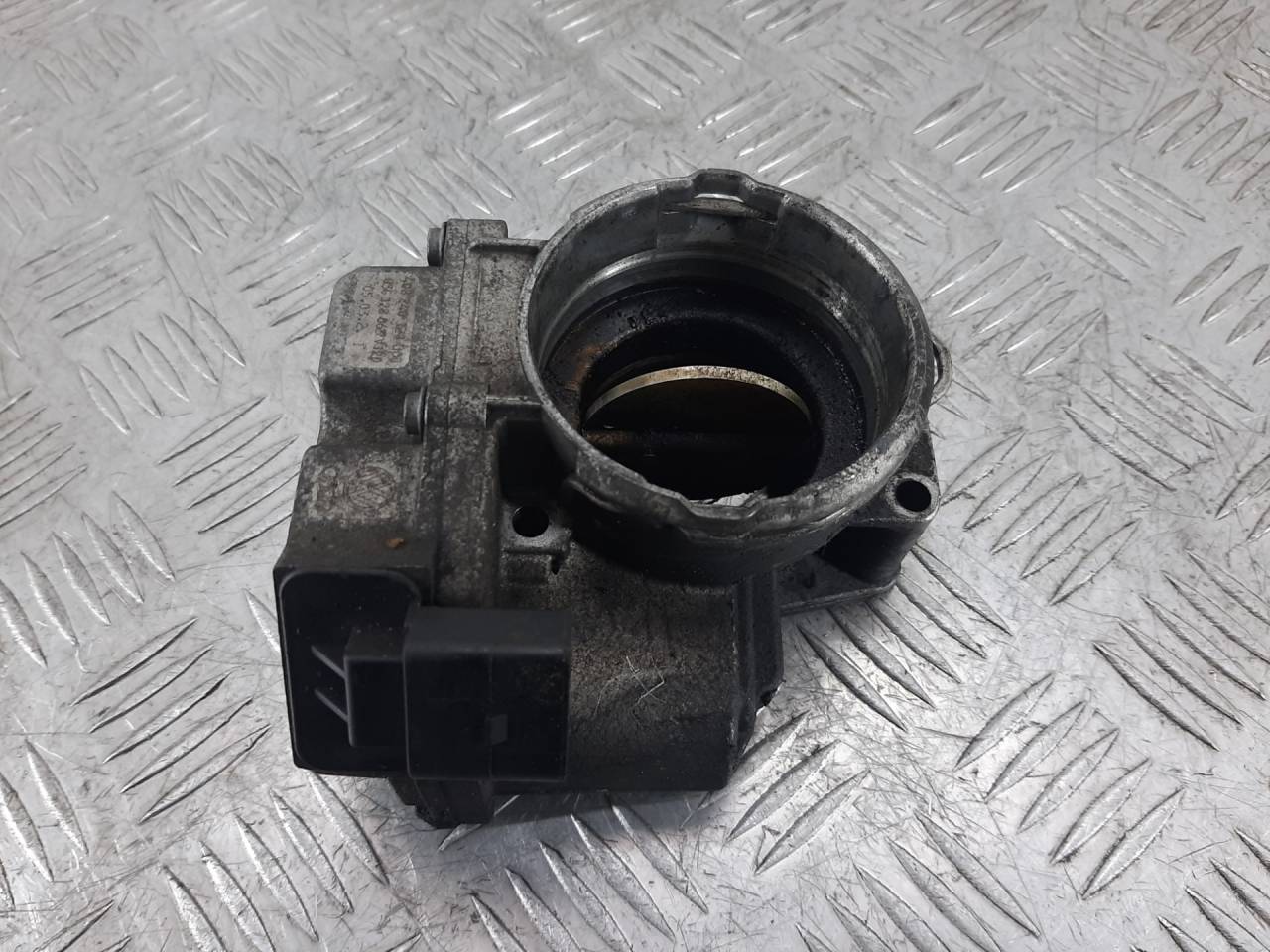 заслонка дроссельная Volkswagen Touran 1 поколение 2006, 1.9 л., TDi, дизель, 03G128063V - фото №1