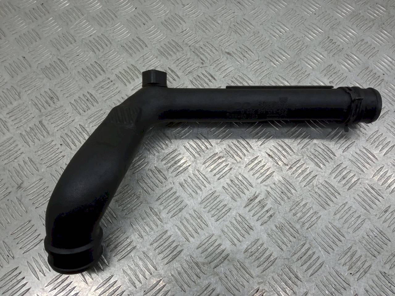 патрубок интеркулера Volkswagen Golf 4 поколение 2000, 1.9 л., 1J0145762G - фото №1