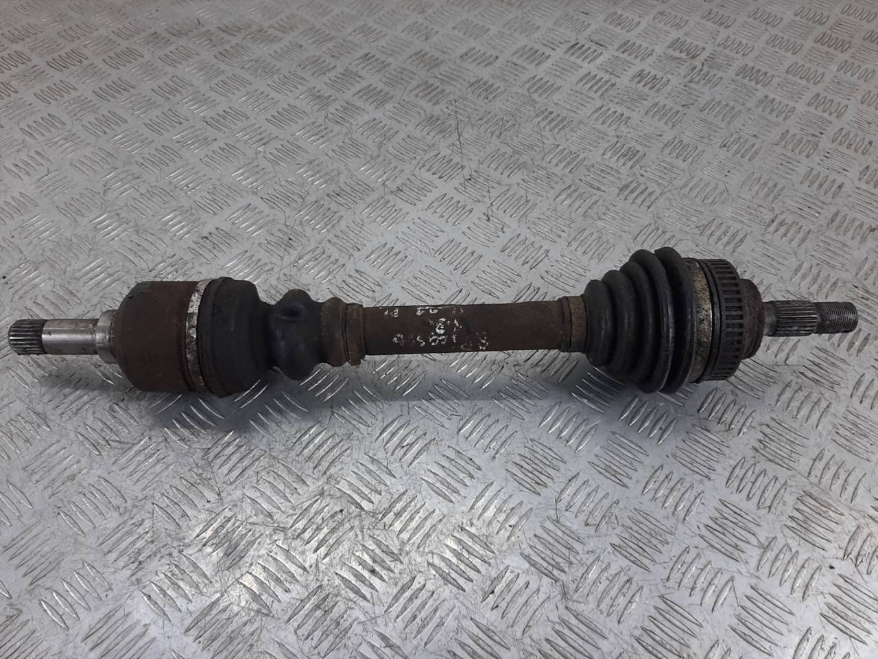 полуось передняя левая (приводной вал, ШРУС) Citroen Xsara Picasso 1 поколение 2003, 1.8 л., 6FZ (EW7A), бензин, МКПП - фото №1