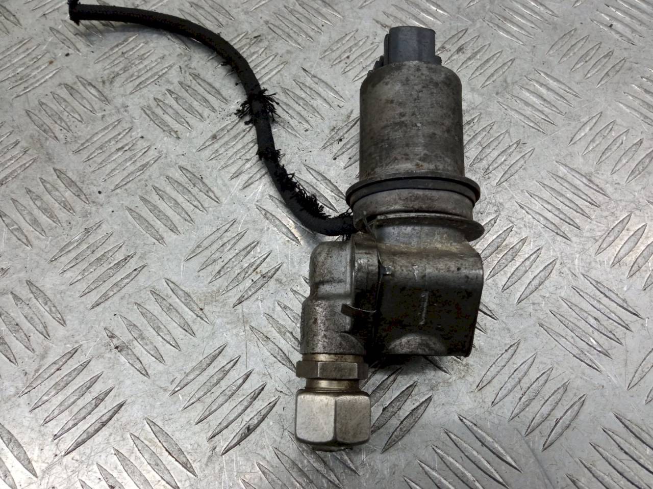 клапан EGR Volkswagen Passat B5 1999, 1.6 л., 06B131501 - фото №1