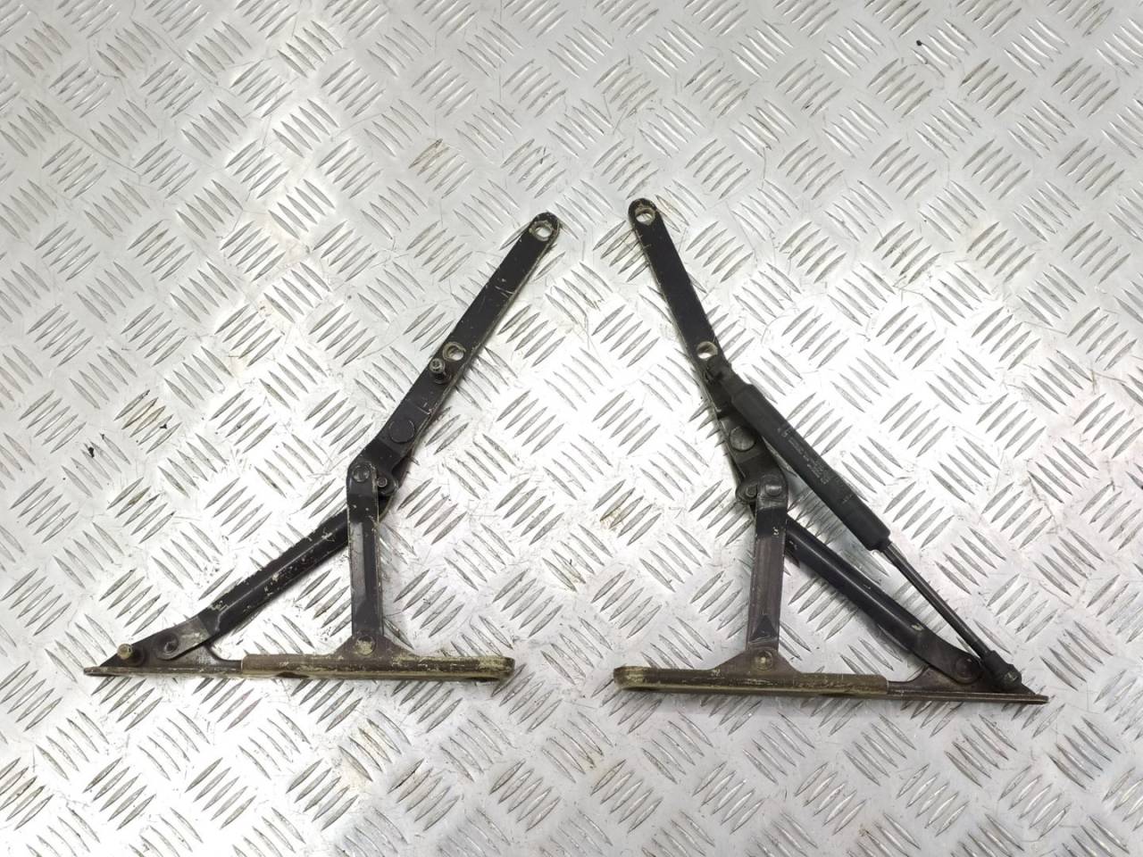 петля капота Alfa Romeo 156 1 поколение 1999 - фото №1