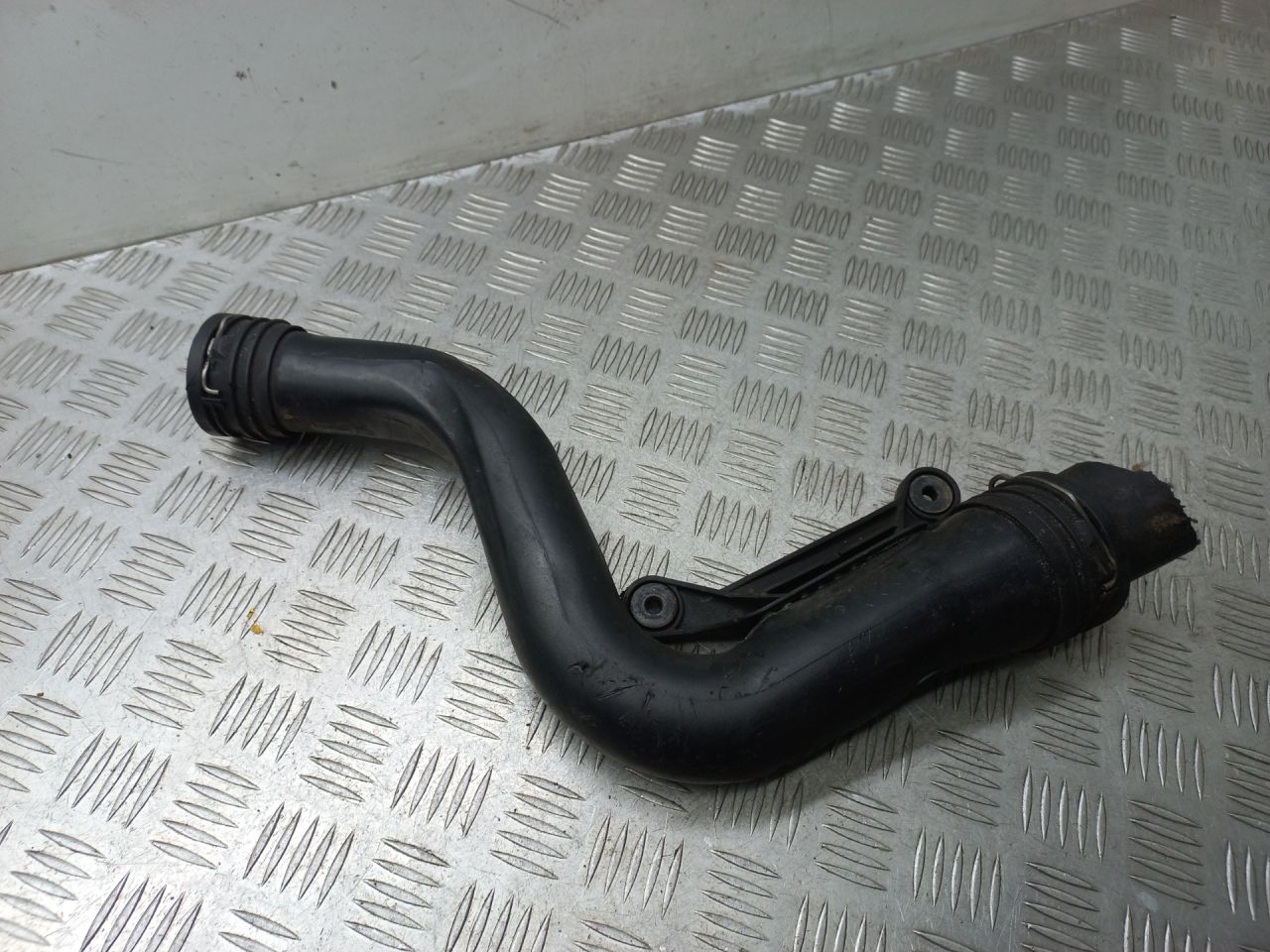 патрубок интеркулера Volkswagen Golf 5 поколение 2005, 1.9 л., TDi, дизель, 1K0145762P - фото №1