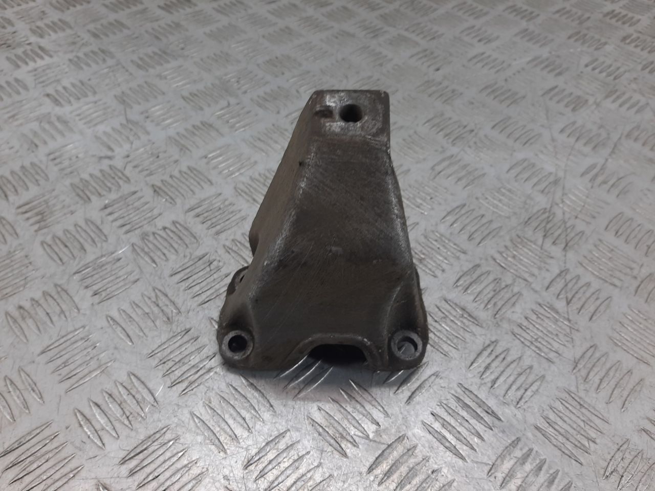 кронштейн КПП Audi A4 B5 1999, 1.8 л., i, бензин, 8D0399113AB - фото №1