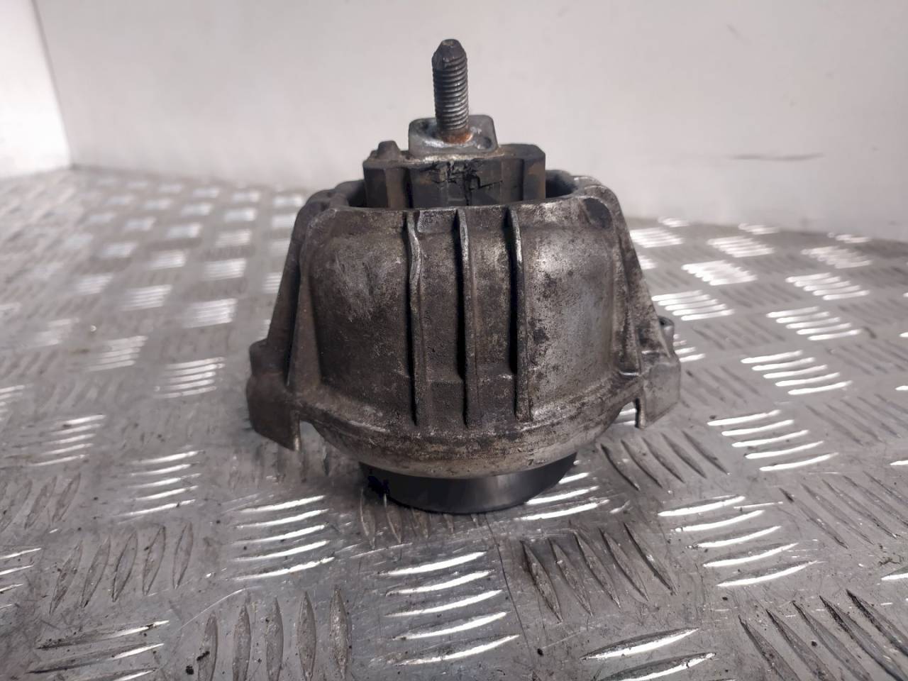 подушка крепления двигателя BMW 3 серия E90/E91/E92/E93 2006, 2.0 л., TDi, 13981112 - фото №1