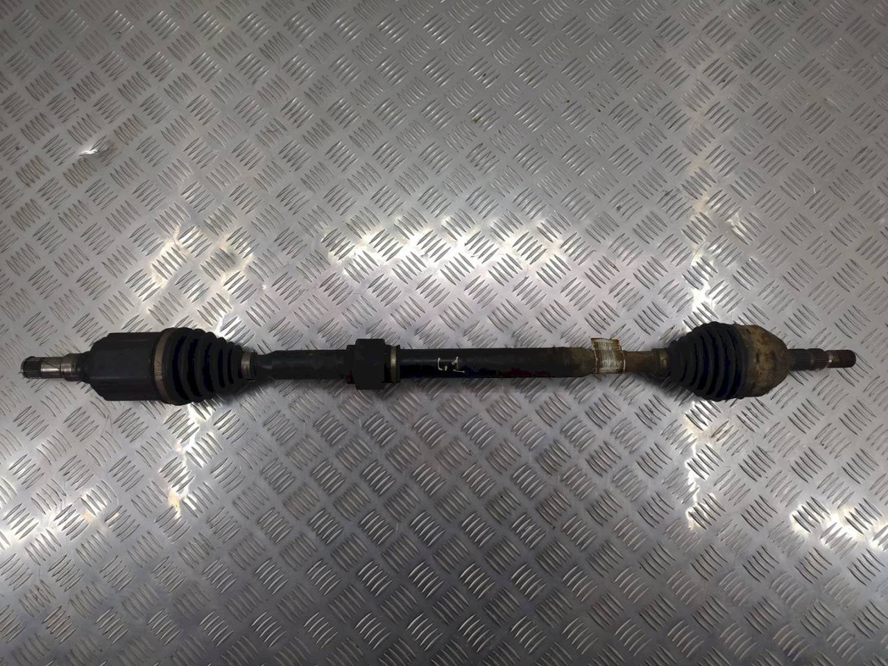 полуось передняя правая (приводной вал, ШРУС) Chevrolet Cruze 1 поколение 2010, 1.7 л., TD, седан, 13271520 - фото №1