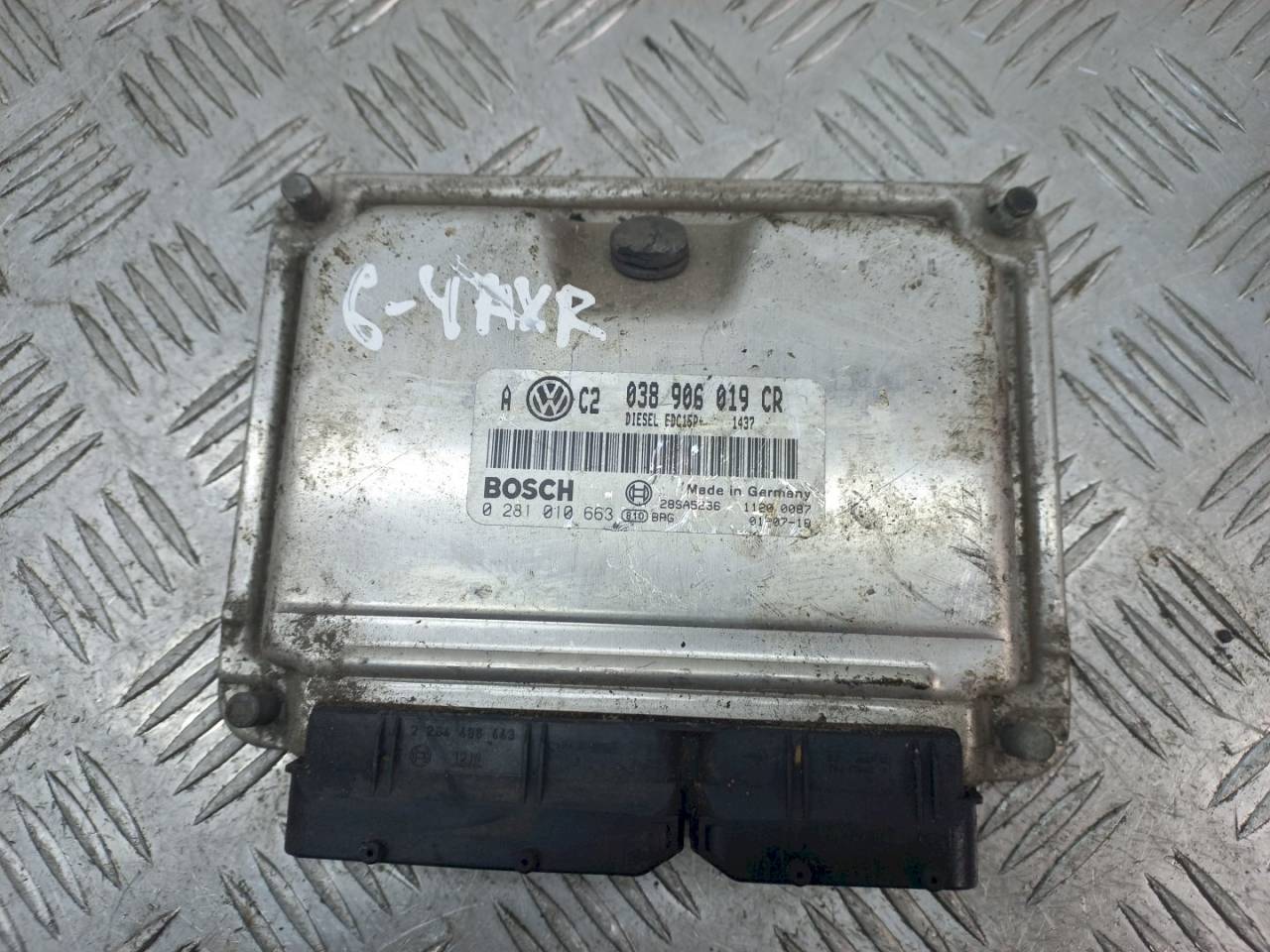 блок управления двигателем Volkswagen Golf 4 поколение 2003, 1.9 л., TDi, 281010663 - фото №1