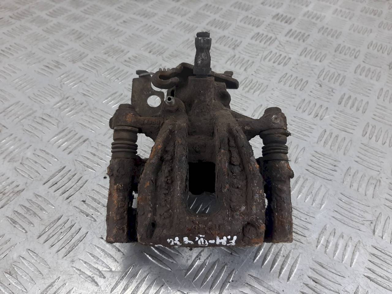 суппорт задний левый Ford Mondeo 3 поколение 2003, универсал - фото №1