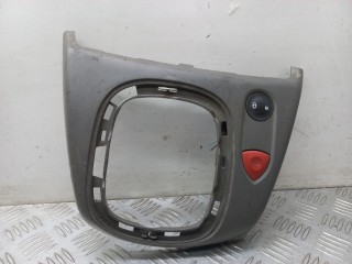 консоль салона Renault Scenic 2 поколение 2005, 1.9 л., DCi, дизель, 82000231906