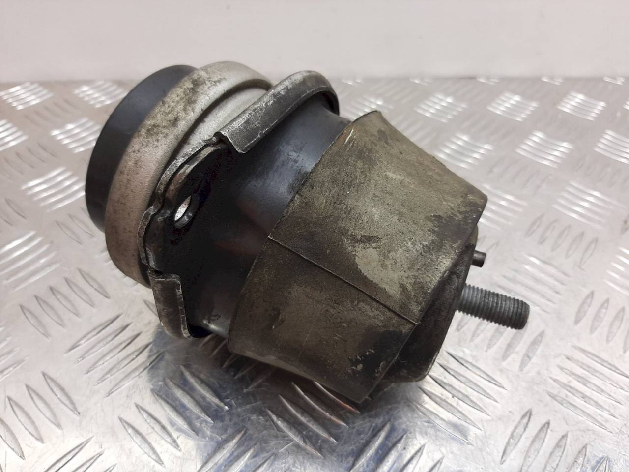 подушка крепления двигателя Volkswagen Touareg 1 поколение 2003, 7L.199.131 - фото №1