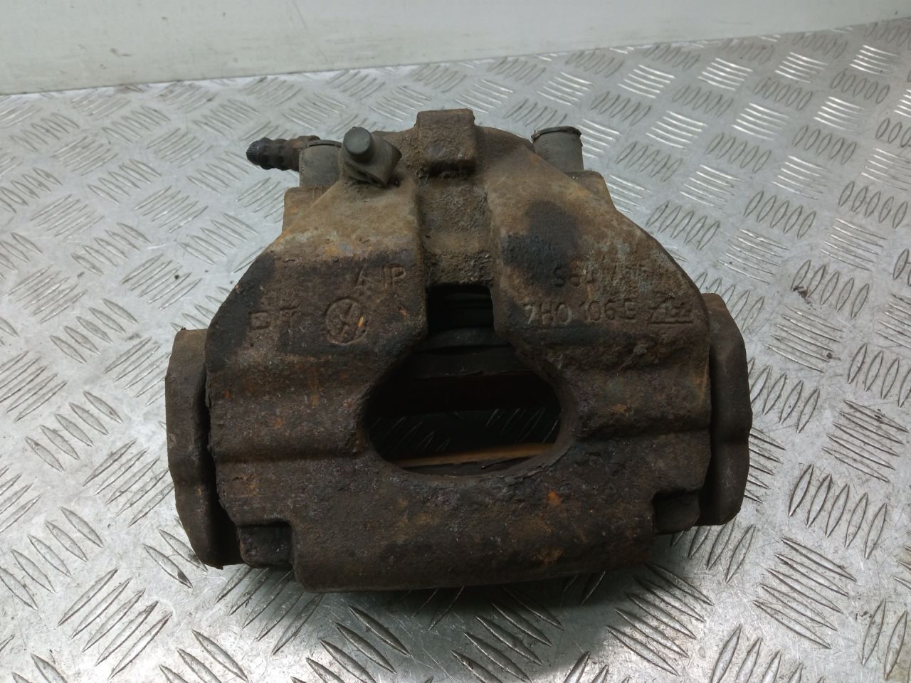 суппорт передний правый Volkswagen Transporter T5 2008 - фото №1