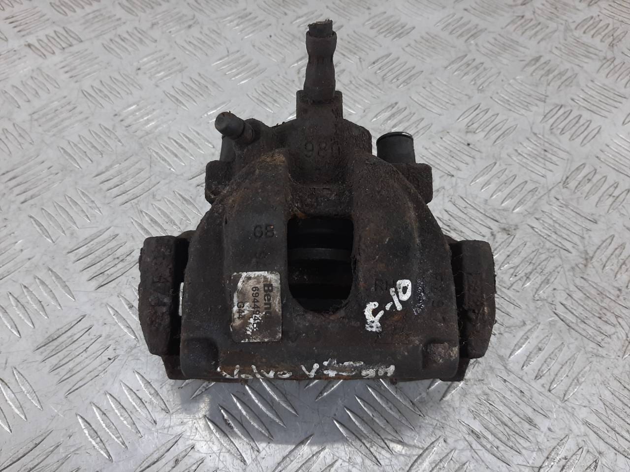 суппорт задний правый Volvo V70 2 поколение 2004, 2.4 л., D 5244 T, дизель, МКПП, универсал - фото №1