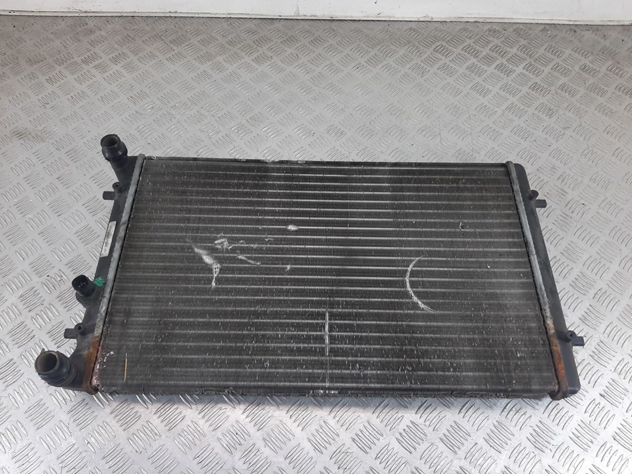 радиатор (основной) Volkswagen Golf 4 поколение 1998, 1J0121253H - фото №1