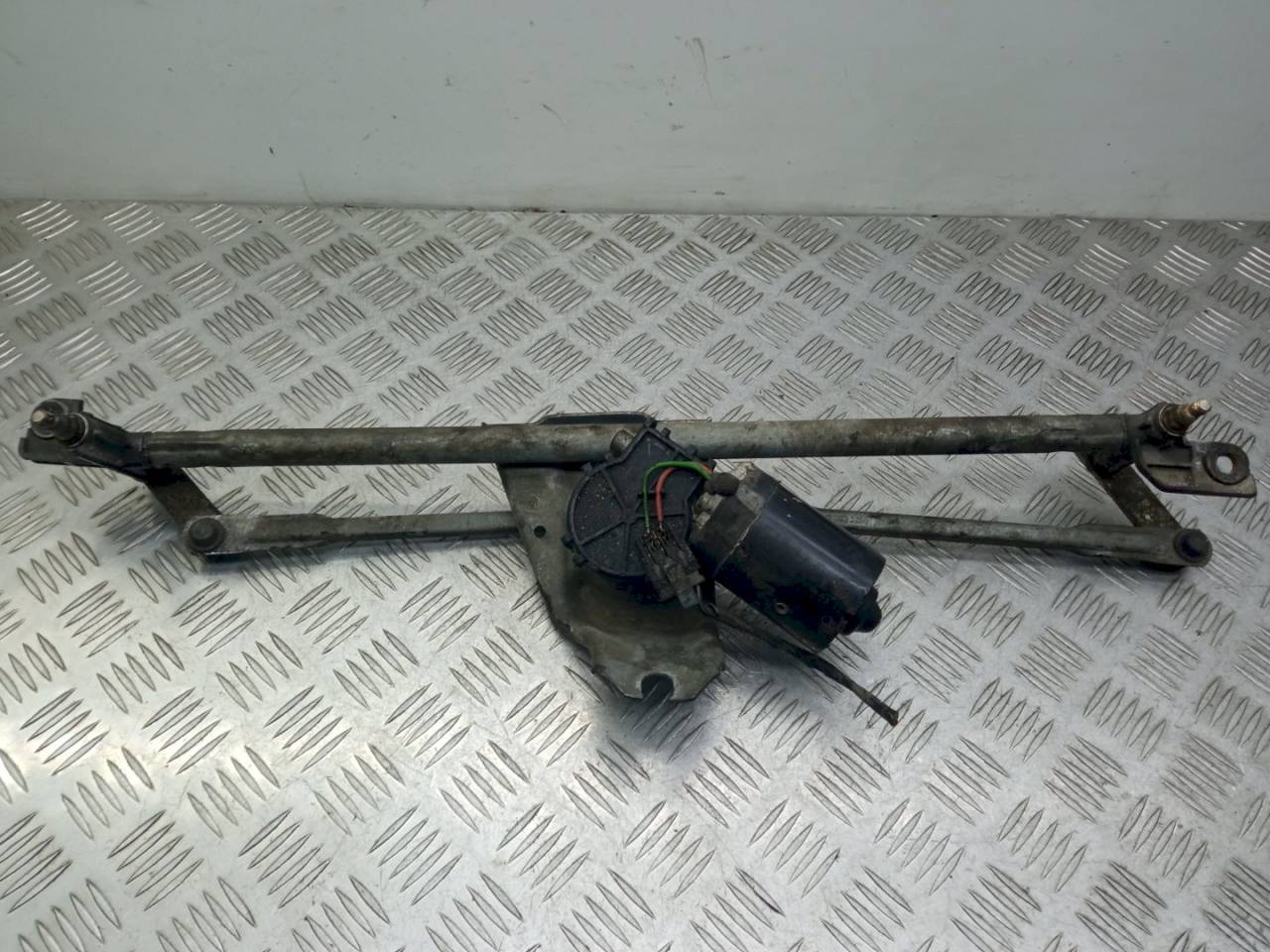 механизм стеклоочистителя (трапеция дворников) Volkswagen Golf 4 поколение 2001 - фото №1