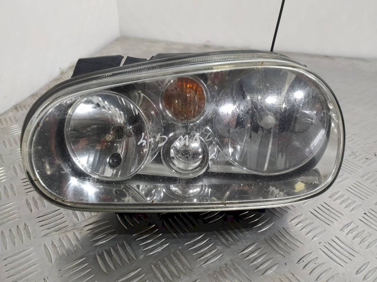 фара левая Volkswagen Golf 4 поколение 2001, 1J1941015B - фото №1