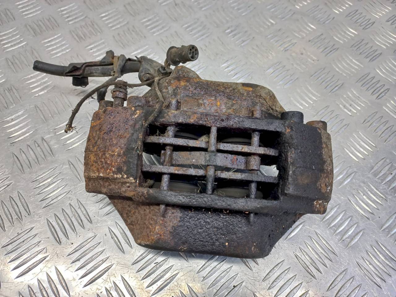 суппорт передний левый IVECO Daily 2 поколение 1996, 2.5 л., TD - фото №1