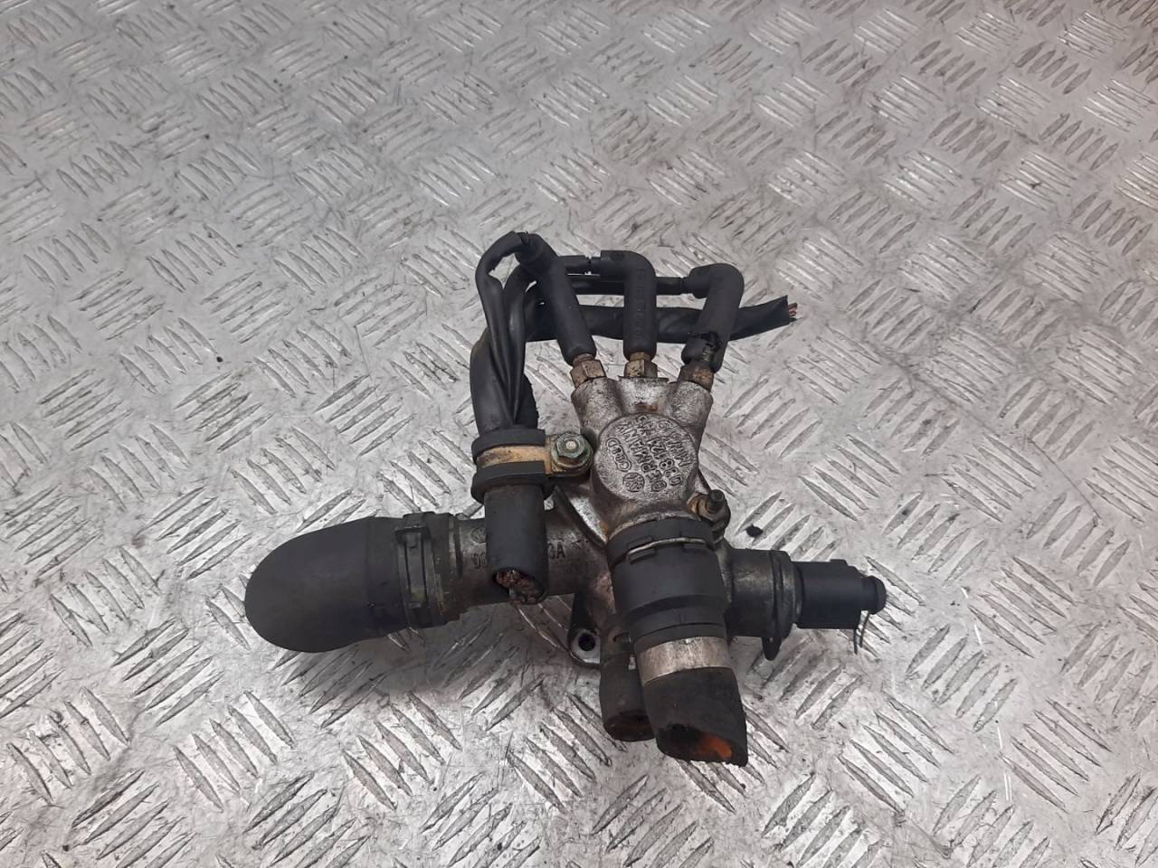 корпус термостата Volkswagen Passat B5 2001, 1.9 л., TDi, 038121133A - фото №1