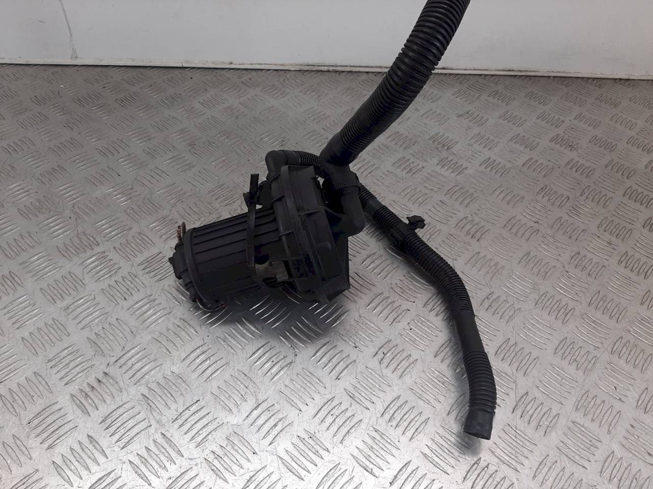 насос продувки катализатора Volkswagen Golf 4 поколение 2001, 2.0 л., i, 06A959253B - фото №1