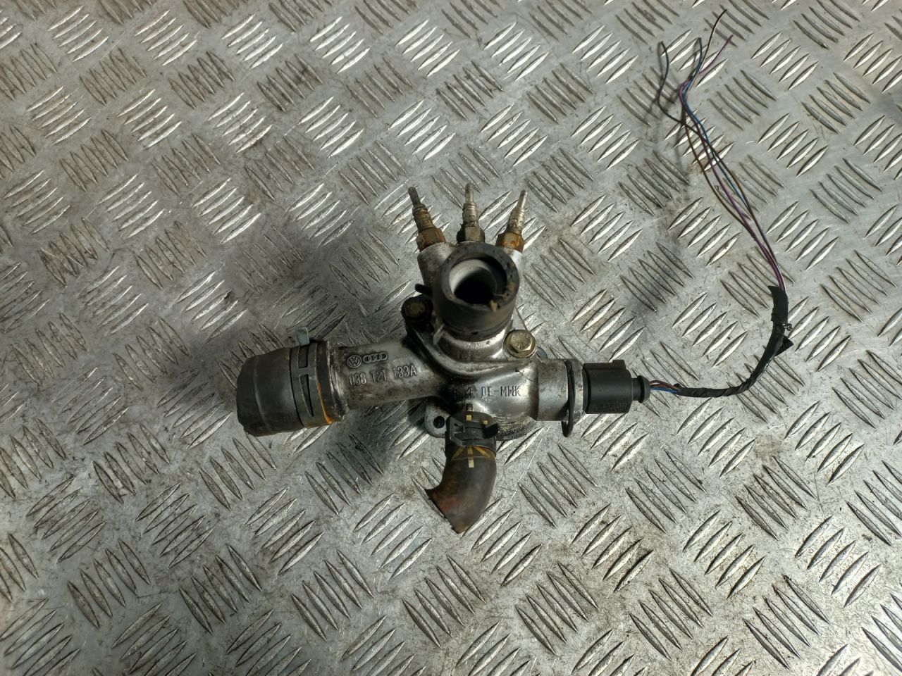 корпус термостата Volkswagen Golf 4 поколение 2000, 1.9 л., TDi, дизель, 038121133A - фото №1