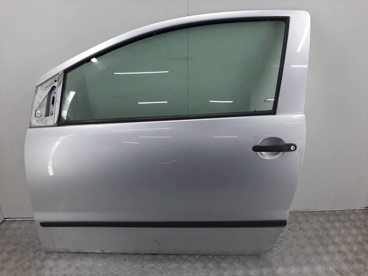 дверь передняя левая Volkswagen Fox 2 поколение 5Z 2005, хетчбэк 5 дв. - фото №1