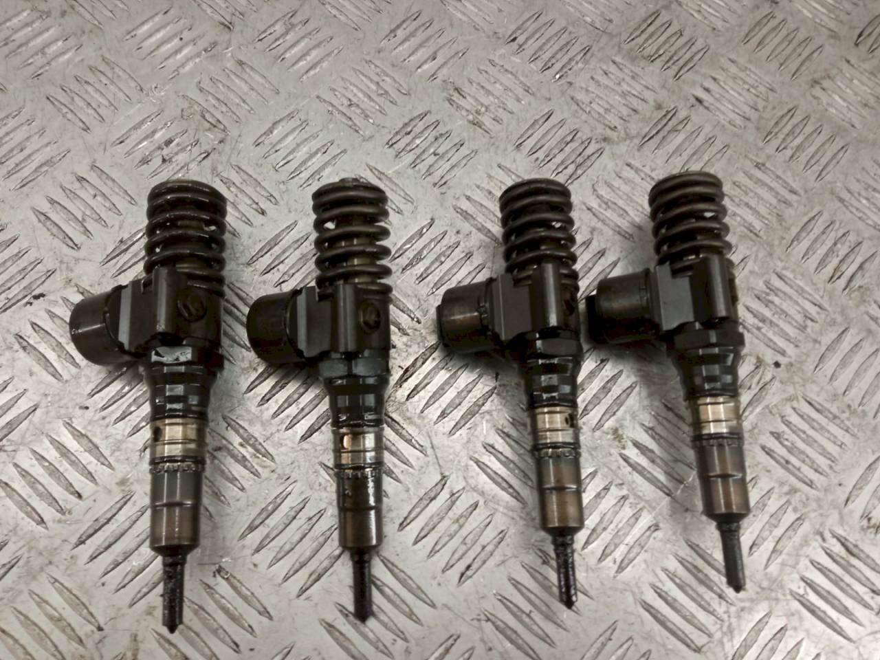 форсунка Volkswagen Golf 5 поколение 2007, 2.0 л., ....073G - фото №1