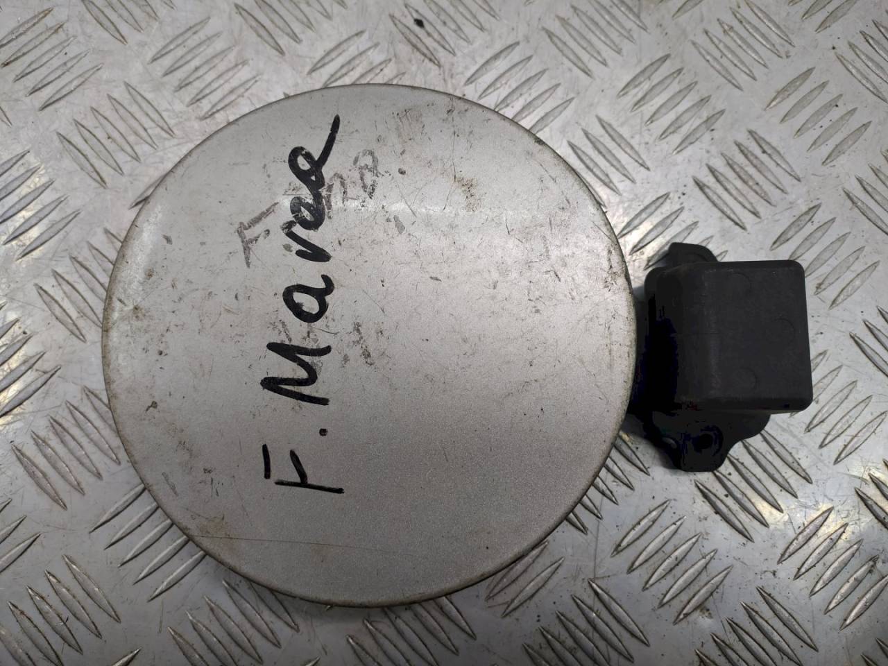лючок топливного бака Fiat Marea 1 поколение 1998, 1.6 л., i, 735246724 - фото №1