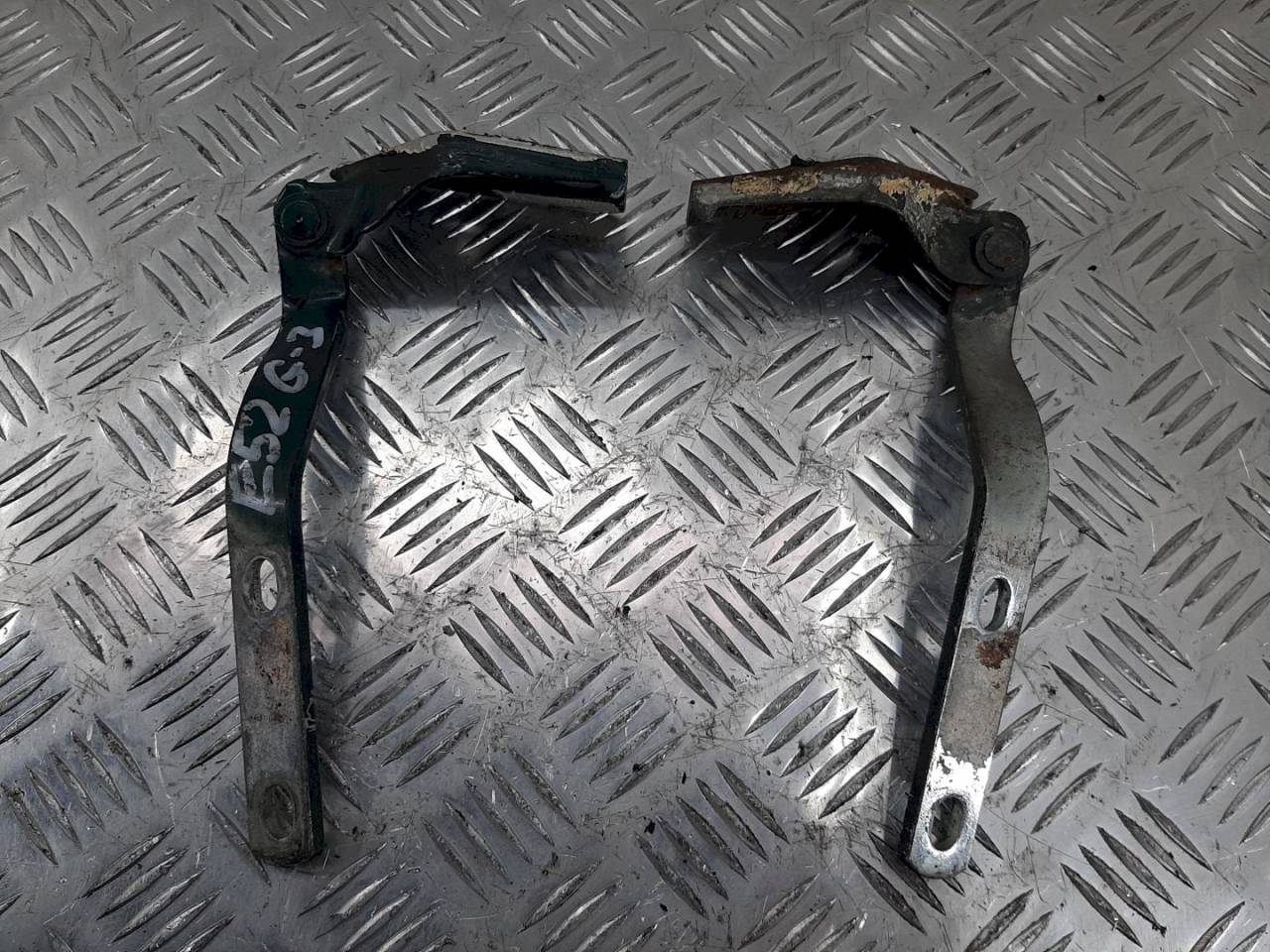 петля капота Volkswagen Golf 3 поколение 1996 - фото №1