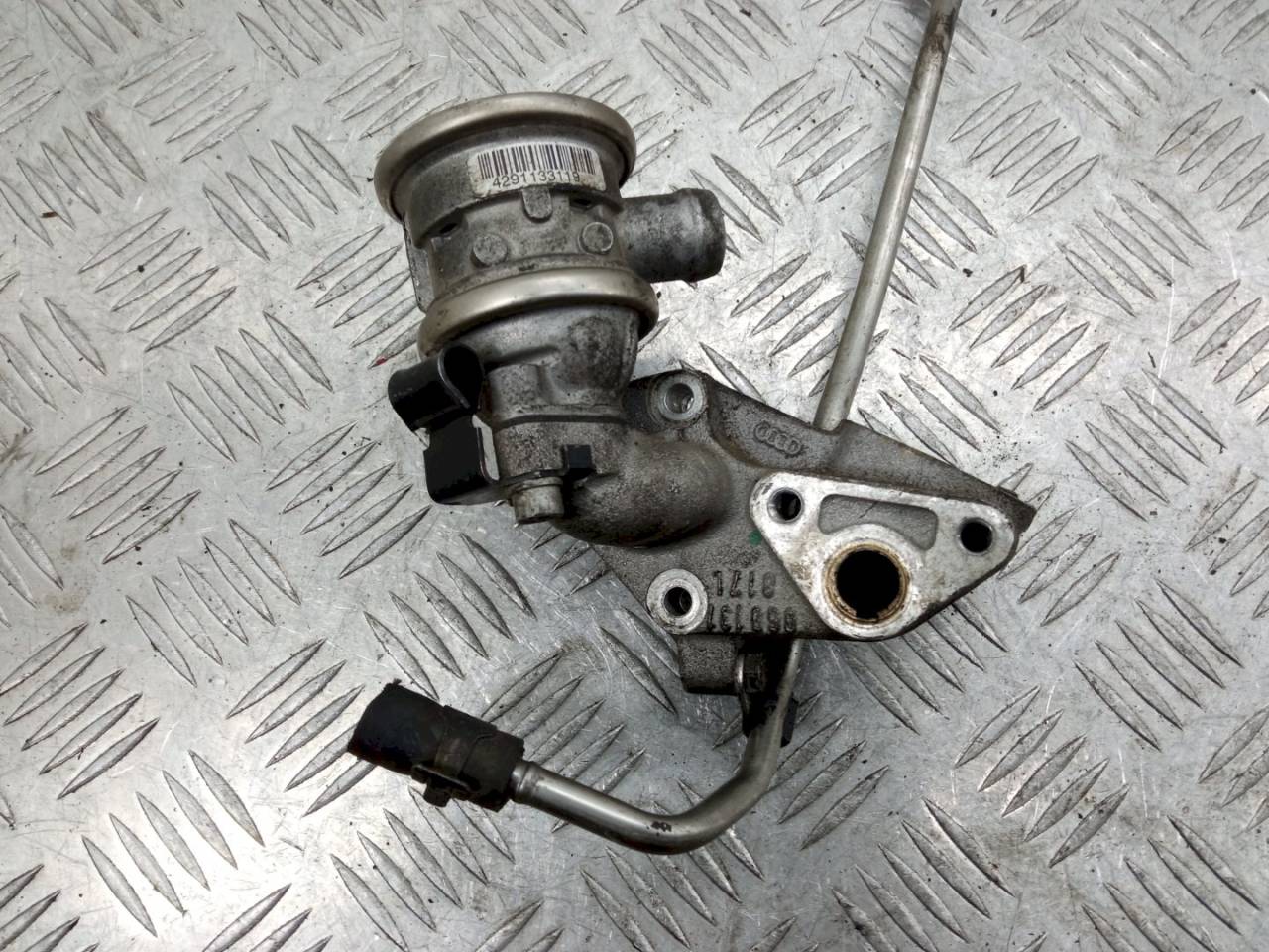клапан EGR Volkswagen Passat B5 1999, 1.6 л., 06B131101J - фото №1