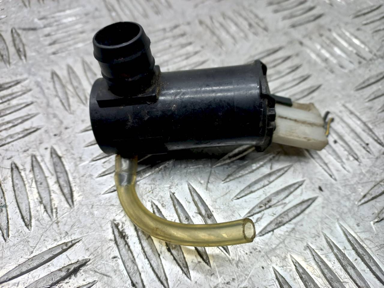 насос (моторчик) омывателя стекла Suzuki Baleno 1 поколение 1998 - фото №1