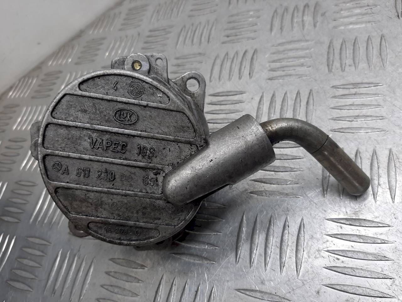 насос вакуумный Mercedes-Benz C-Класс W203/S203/CL203 2001, 2.2 л., CDi, A6112300065 - фото №1