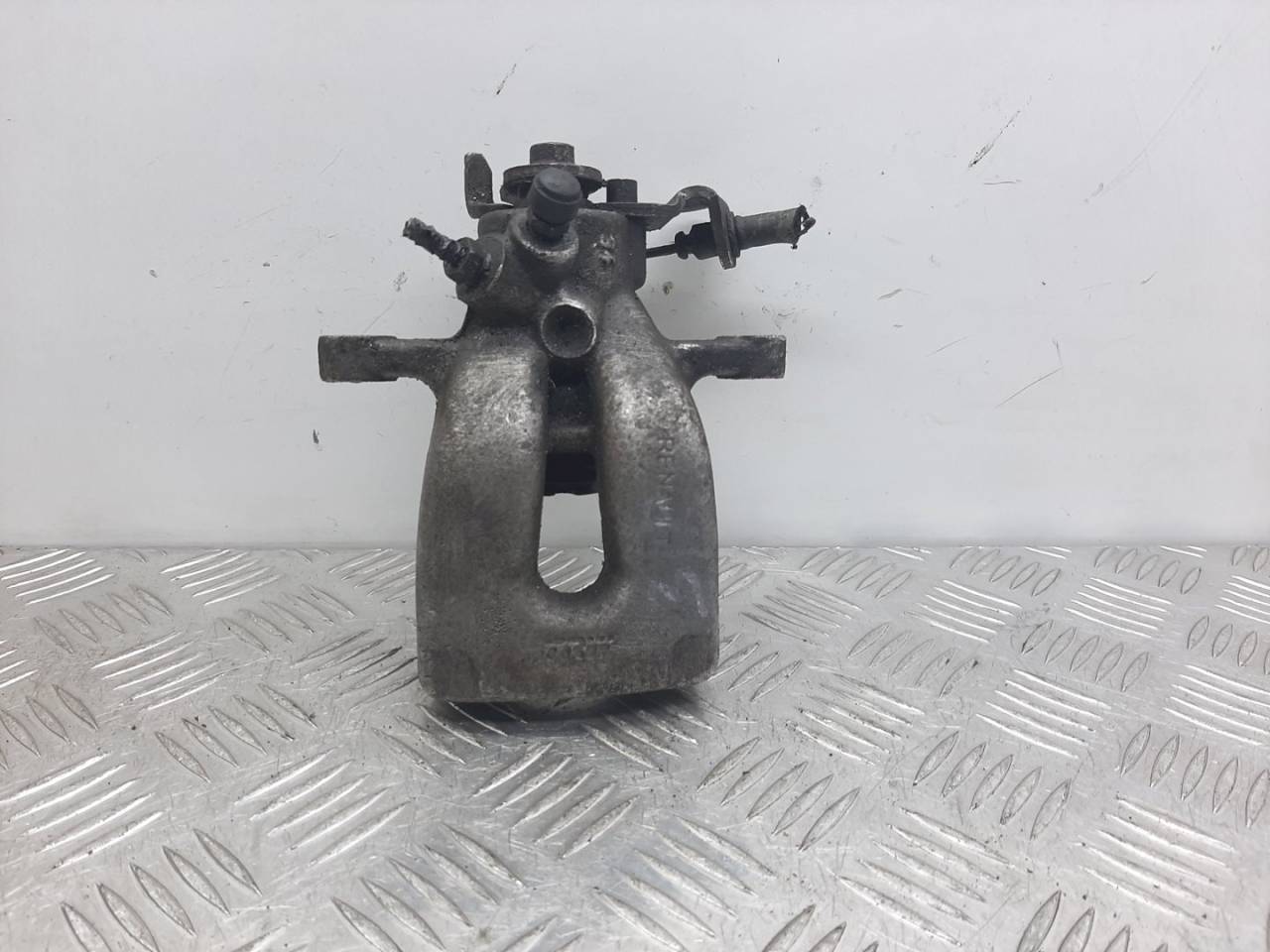 суппорт задний правый Renault Clio 3 поколение 2006 - фото №1