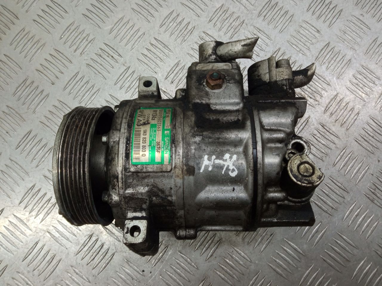 компрессор кондиционера Volkswagen Golf 5 поколение 2005, 2.0 л., TDi PD, BKD, дизель, 6МКПП, 1K0820803Q - фото №1