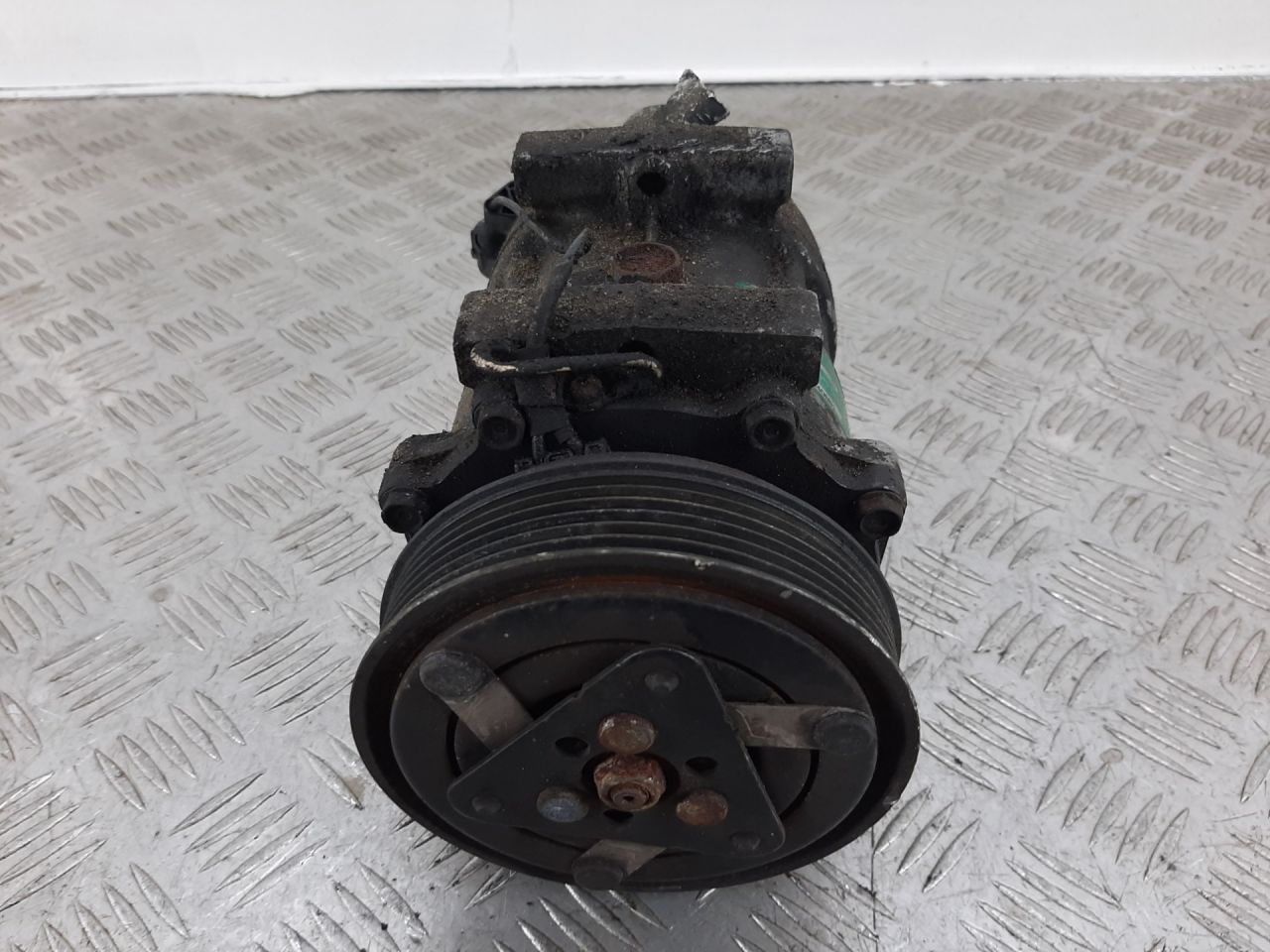 компрессор кондиционера Mitsubishi Space Star 1 поколение 2002, 1.9 л., DCi, дизель, 8200040681 - фото №1