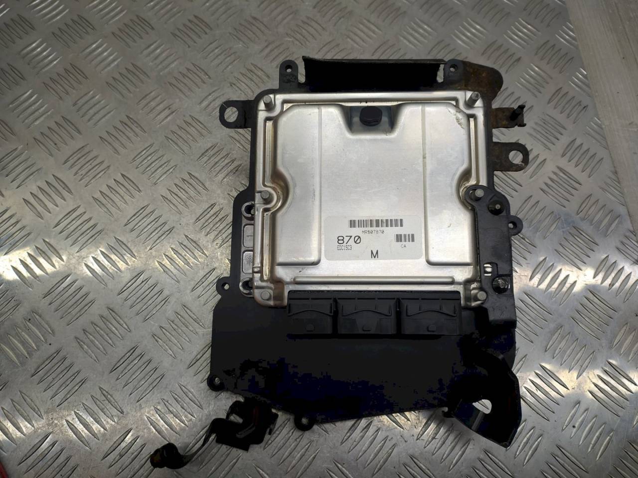 блок управления двигателем Mitsubishi Carisma 1 поколение 1999, 1.9 л., TDi, MR507870 - фото №1