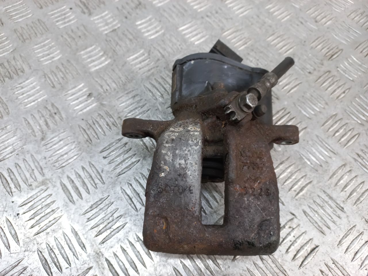 суппорт задний левый Volkswagen Passat B6 2009 - фото №1