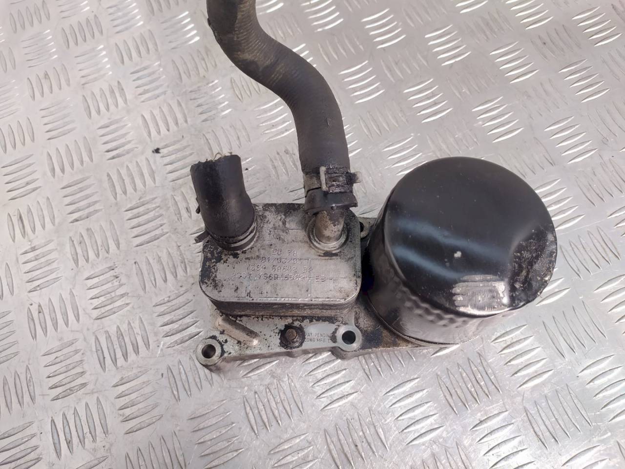 теплообменник масляного фильтра Ford Focus 1 поколение 2001, 1.8 л., TDCi, YS6Q6A642BA - фото №1