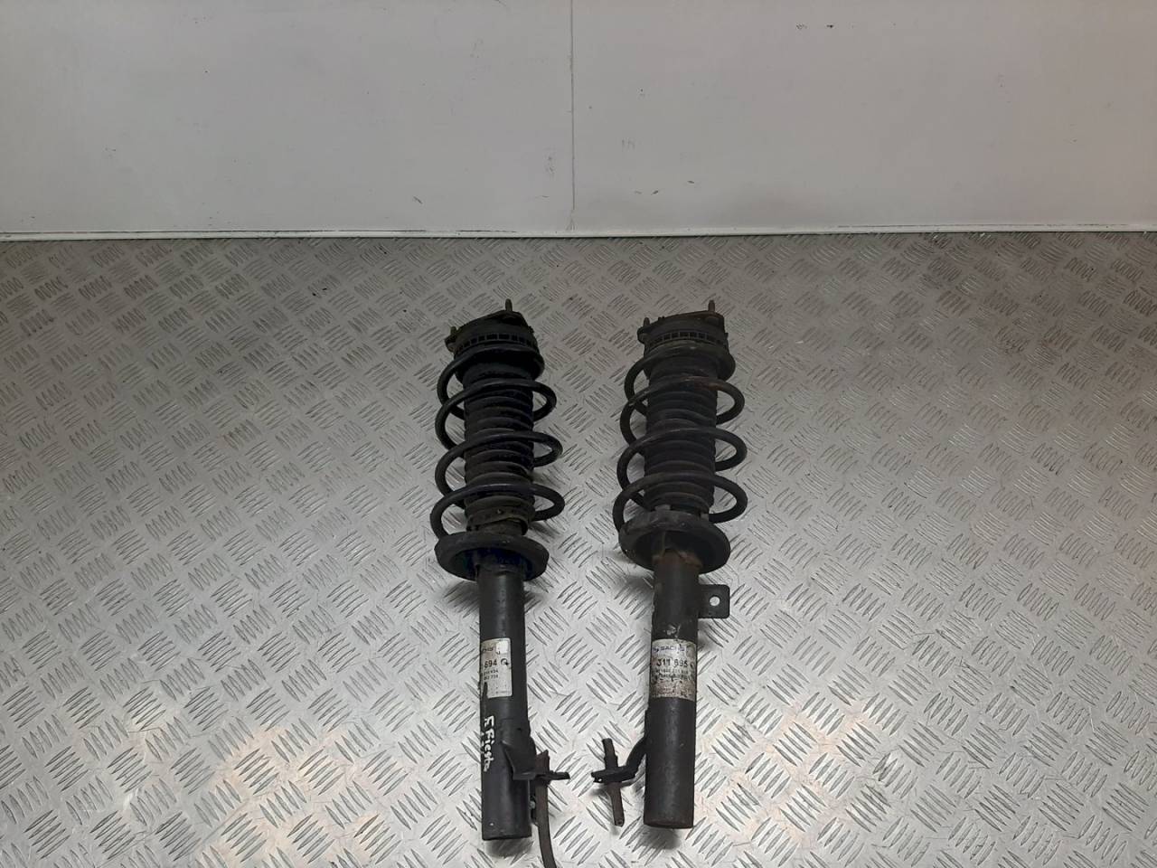 стойка передняя левая Ford Fiesta 5 поколение 2005, 1.3 л., i - фото №1